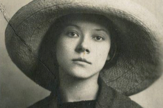 Asja Lācis. Fotoattēls uzņemts pirms 1914. gada.