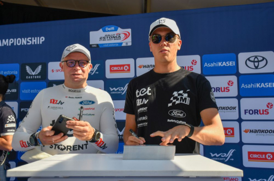 Rallija stūrmanis Renārs Francis (no kreisās) un pilots Mārtiņš Sesks.