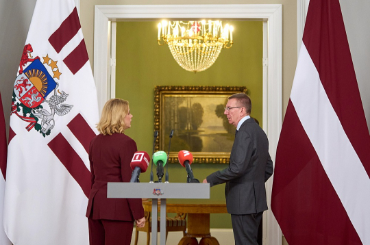 Pēc premjeres Evikas Siliņas tikšanās ar Valsts prezidentu Edgaru Rinkēviču žurnālisti trešdien vairākkārt premjerei vaicāja par iespējām saglābt šo valdību, uz ko viņa visai relaksēti atbildēja, ka par valdības stabilitāti tiekot vaicāts jau kopš tās izveidošanas.