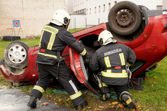 Statistika liecina, ka avārijās visvairāk dzīvību zaudējuši vieglo transportlīdzekļu vadītāji un gājēji. Attēlā: ugunsdzēsēji glābēji piedalās mācībās, kā rīkoties pēc ceļu satiksmes negadījumiem. Statistika liecina, ka avārijās visvairāk dzīvību zaudējuši vieglo transportlīdzekļu vadītāji un gājēji. Attēlā: ugunsdzēsēji glābēji piedalās mācībās, kā rīkoties pēc ceļu satiksmes negadījumiem.