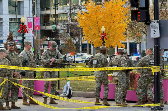 Nacionālās gvardes karavīri Vašingtonā netālu no nozieguma vietas.