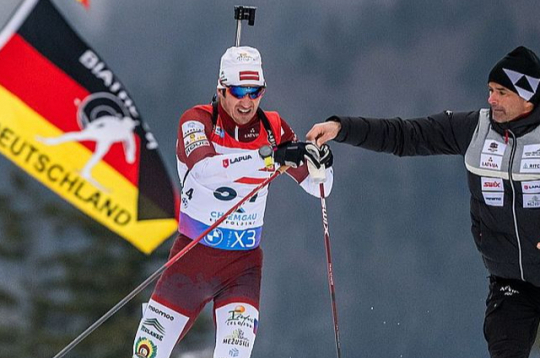 Andrejs Rastorgujevs savās pagaidām pēdējās veiksmīgajās sacensībās šā gada janvārī Rūpoldingā, kur izcīnīja trešo vietu 20 kilometru distancē. Viņam trasē palīdzēja arī Ilmārs Bricis. Pēc nepilna mēneša pasaules čempionāta laikā abi viesnīcā sakāvās.