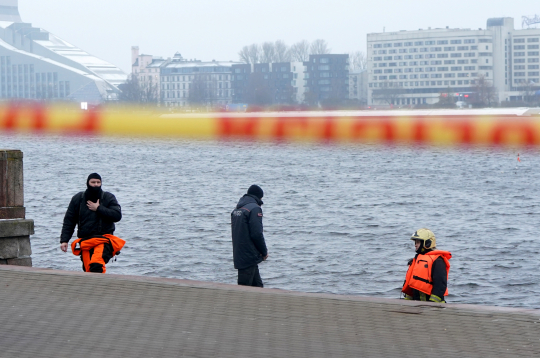 Valsts ugunsdzēsības un glābšanas dienests strādā notikuma vietā starp Akmens un Vanšu tiltu, kur 27. novembrī vieglā automašīna iebrauca Daugavā un nogrima.