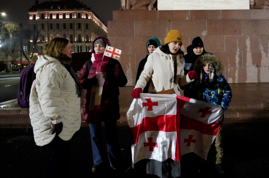 Pie Brīvības pieminekļa, notiek protesta akcija, lai paustu atbalstu Gruzijas izvēlei par labu Eiropai.