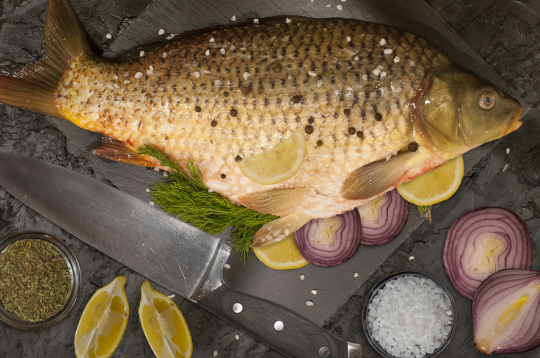 Ar sieru un šampinjoniem cepta karpa.