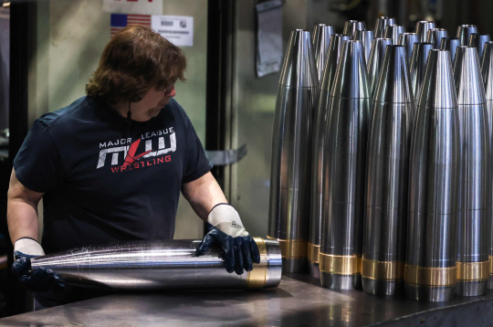 Darbinieks Skrentonas armijas munīcijas rūpnīcā, Pensilvānijā, ASV apstrādā 155 milimetru lādiņu čaulas. Šie lādiņi ir būtisks aizsardzības līdzeklis Kijivas aizsardzībā pret Krievijas iebrukumu. Darbinieks Skrentonas armijas munīcijas rūpnīcā, Pensilvānijā, ASV apstrādā 155 milimetru lādiņu čaulas. Šie lādiņi ir būtisks aizsardzības līdzeklis Kijivas aizsardzībā pret Krievijas iebrukumu.