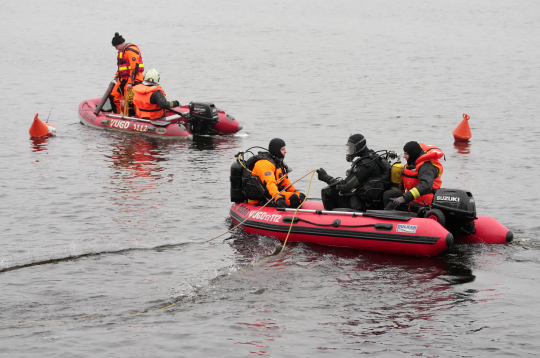 Valsts ugunsdzēsības un glābšanas dienests ceturto dienu turpina vieglās automašīnas izcelšanu no Daugavas starp Akmens un Vanšu tiltu, kur tā 27. novembrī iebrauca upē un nogrima. Valsts ugunsdzēsības un glābšanas dienests ceturto dienu turpina vieglās automašīnas izcelšanu no Daugavas starp Akmens un Vanšu tiltu, kur tā 27. novembrī iebrauca upē un nogrima.