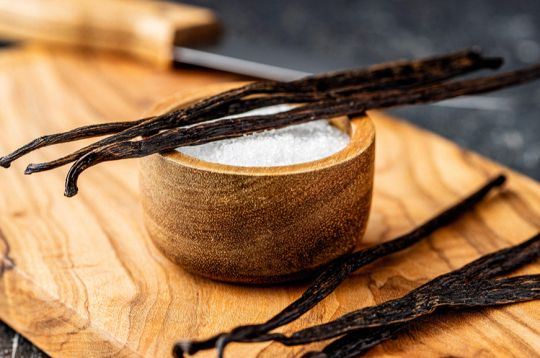 Vanilīns ir svarīgākā vaniļas aromātiskā viela, kas ir dabiskas izcelsmes un atrodas pākstīs kopā ar vairāk nekā 100 citām aromātiskām vielām. Vanilīns ir svarīgākā vaniļas aromātiskā viela, kas ir dabiskas izcelsmes un atrodas pākstīs kopā ar vairāk nekā 100 citām aromātiskām vielām.