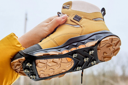 Ieteicams izvēlēties apavus ar dziļiem zoles protektoriem.