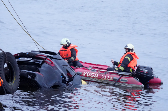 Izceļ auto no Daugavas. Izceļ auto no Daugavas.