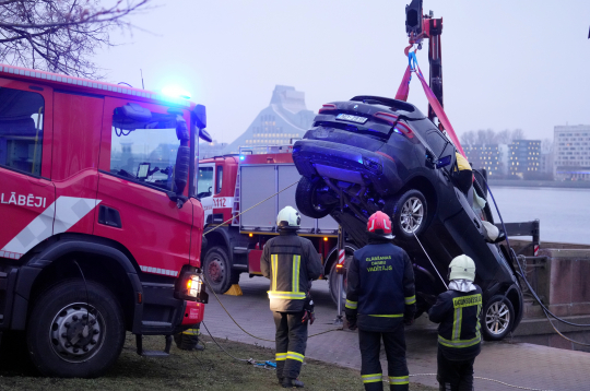 Izceļ auto no Daugavas.