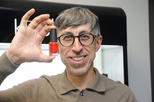 "Lai arī uzņēmuma portfelī ir vairāk nekā 3500 dažādas nagu lakas toņkārtas, joprojām vispopulārākais ir spilgti sarkanais tonis nr. 21 "Victory" jeb uzvara," secina "Kinetics Nail Systems" dibinātājs un īpašnieks Andžejs Stenclavs.