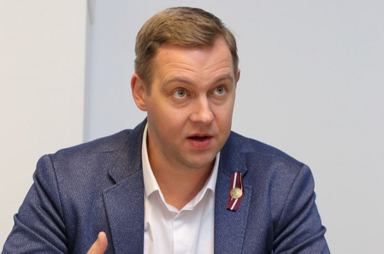 Harijs Rokpelnis: "Kaut kādā mērā es premjeri arī saprotu. Viņas uzdevums ir nodrošināt kārtību, lai visi koalīcijā soļo vienā ierindā. Ja kāds iet citā ritmā vai nedaudz citā virzienā, viņai ir jāaizrāda, ka tas nav labi."