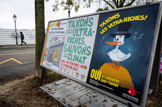 Ženēvā izvietotie aģitācijas materiāli pirms referenduma par mantojuma nodokli un obligāto pilsonisko dienestu.