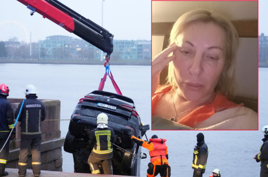 Valsts ugunsdzēsības un glābšanas dienests, turpinot izcelšanas darbus ceturto dienu, izceļ vieglo automašīnu no Daugavas, kur tā 27. novembrī iebrauca upē un nogrima.