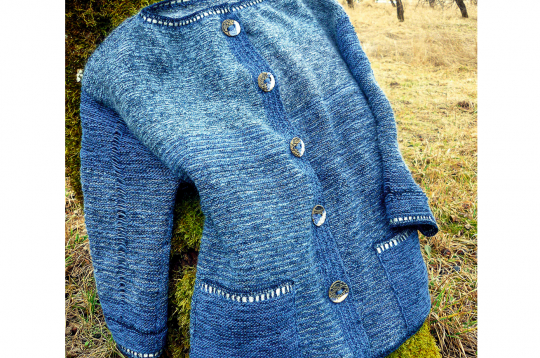 Silta adīta jaka ar uzšūtām kabatām. Silta adīta jaka ar uzšūtām kabatām.