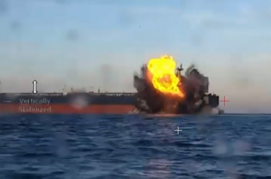 Sprādziena brīdis Ukrainas 29. novembra uzbrukumā Krievijas "ēnu flotes" tankkuģim Melnajā jūrā.