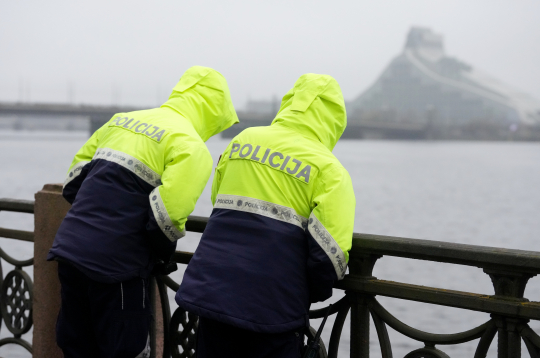 Valsts policijas darbinieki pie Daugavas, starp Akmens un Vanšu tiltu, kur ceturto dienu notiek vieglās automašīnas izcelšanas darbi, kura 27. novembrī iebrauca upē un nogrima. Valsts policijas darbinieki pie Daugavas, starp Akmens un Vanšu tiltu, kur ceturto dienu notiek vieglās automašīnas izcelšanas darbi, kura 27. novembrī iebrauca upē un nogrima.