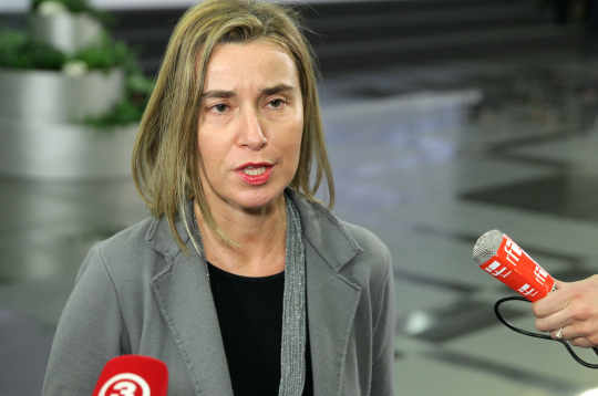 Federika Mogerīni atbild uz žurnālistu jautājumiem Rīgā. 