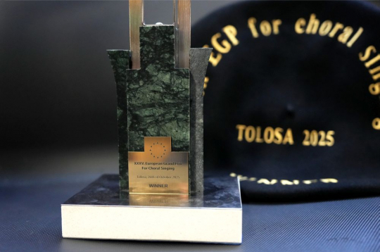 Jauniešu kora "Kamēr..." izcīnītā prestižā Eiropas koru "Grand Prix" trofeja. Jauniešu kora "Kamēr..." izcīnītā prestižā Eiropas koru "Grand Prix" trofeja.