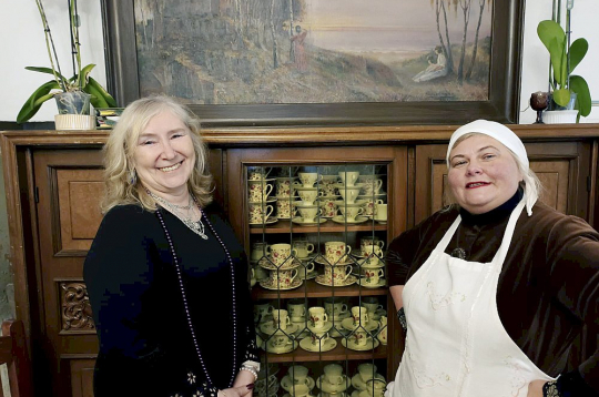 Kamēr lielā apmeklētāju skaita dēļ Latvijas Lauku sieviešu apvienības 25 gadu jubilejas pasākuma oficiālā daļa norisinājās Saulaines lauksaimniecības tehnikuma zālē, pazīstamā TV raidījuma "Īstās latvju saimnieces" viena no pirmajām dalībniecēm Ilze Briede (no labās) un īpašniece Aiva Dreimane-Ozolzīle gādāja par cienastiem Kaucmindes muižā. Kamēr lielā apmeklētāju skaita dēļ Latvijas Lauku sieviešu apvienības 25 gadu jubilejas pasākuma oficiālā daļa norisinājās Saulaines lauksaimniecības tehnikuma zālē, pazīstamā TV raidījuma "Īstās latvju saimnieces" viena no pirmajām dalībniecēm Ilze Briede (no labās) un īpašniece Aiva Dreimane-Ozolzīle gādāja par cienastiem Kaucmindes muižā.