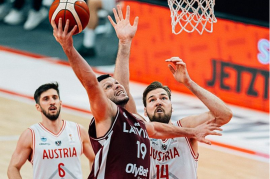 Par Latvijas basketbola izlases jauno kapteini ieceltais Rihards Lomažs uzvarā pret Austriju izcēlās ar 24 gūtiem punktiem. Līdzšinējais kapteinis Dairis Bertāns no valstsvienības atvadījās ar neveiksmīgo spēli pret Nīderlandi.