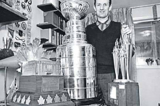 Toronto Hokeja slavas zāles kurators Moriss Reids pozē ar 1970. gadā nozagtajām un atgrieztajām trofejām – Kona Smaita balvu (no kreisās), Stenlija kausu un Billa Mastertona balvu. Toronto Hokeja slavas zāles kurators Moriss Reids pozē ar 1970. gadā nozagtajām un atgrieztajām trofejām – Kona Smaita balvu (no kreisās), Stenlija kausu un Billa Mastertona balvu.