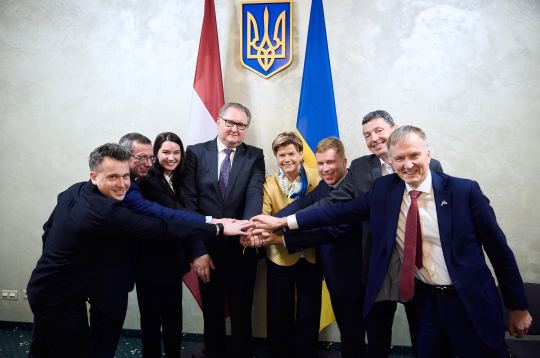 Paraksta saprašanās memorandu par Latvijas palīdzību Ukrainas nacionālās mākslīgā intelekta (MI) ekosistēmas izveidē.