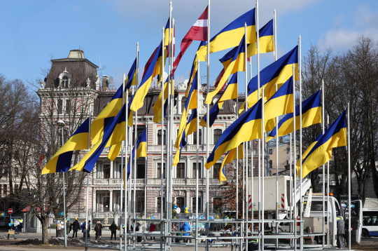 Pie Kongresu nama statīvā iepretim Krievijas vēstniecībai tiek izkārtoti Ukrainas un Latvijas valsts karogi.