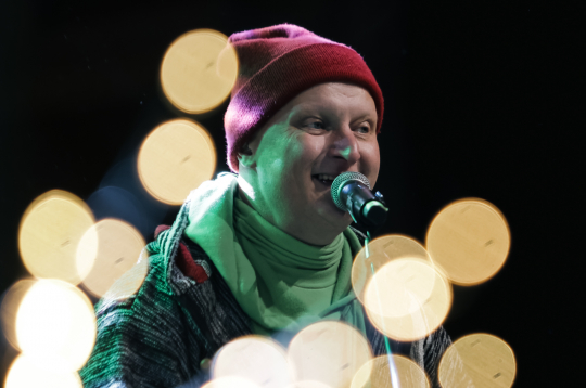 Mūziķu apvienības "Brīnumskapis" uzstāšanās Rātslaukumā.