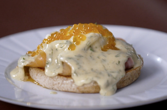 Uz maizītes liek kūpināto zivi, uzliek plaucēto olu, kaviāru, pārlej ar Holandes mērci un gatavs!