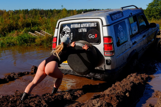 Iepazīšanās šova "Mīlestība bezceļos" publicitātes foto. Iepazīšanās šova "Mīlestība bezceļos" publicitātes foto.