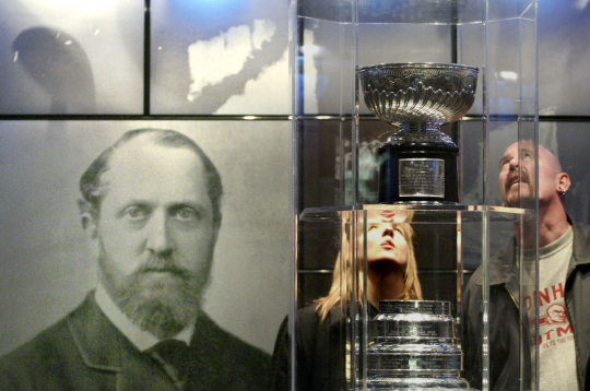 Lorda Stenlijs attēls un oriģinālais Stenlija kauss Toronto Hokeja slavas zālē 2005. gada 14. februārī. Lorda Stenlijs attēls un oriģinālais Stenlija kauss Toronto Hokeja slavas zālē 2005. gada 14. februārī.