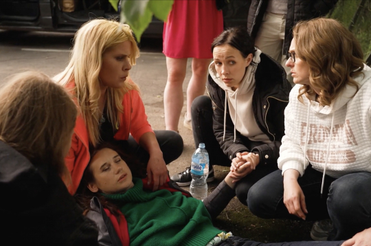 "Caur ērkšķiem uz…" dalībniece Dace negaidīti saļimst. "Caur ērkšķiem uz…" dalībniece Dace negaidīti saļimst.