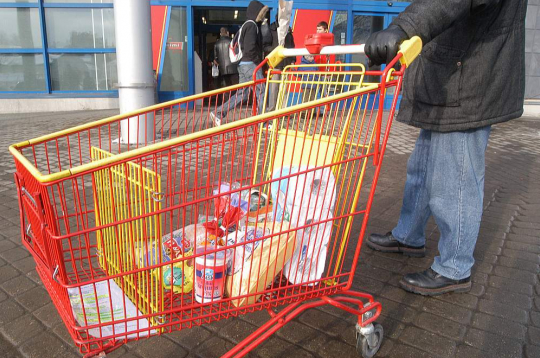 Lai patērētāji varētu salīdzināt cenas, trīs lielveikalu ķēdēm katru dienu Centrālajai statistikas pārvaldei jāsniedz dati par noteiktām precēm – bieži lietotiem pārtikas produktiem, kas nepieciešami ikdienas uzturvielu uzņemšanai.