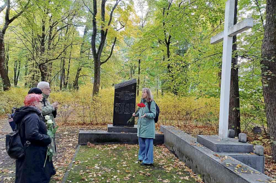 Piemiņas brīdis pie Latvijas Nacionālo partizānu apvienības piemiņas akmens un krusta šoruden. Šajā kapu daļā varētu atrasties vismaz ap 170 cietumā mirušo un nogalināto personu, kas padomju okupācijas gados arestētas pēc "politiskajiem" pantiem.