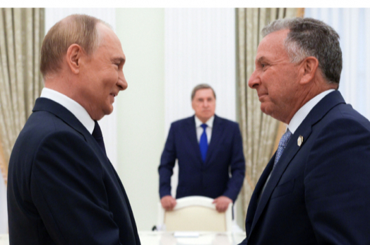 Krievijas diktators Vladimirs Putins (no kreisās) tiekas ar ASV prezidenta īpašo sūtni Stīvu Vitkofu. Trampa sūtnis Vitkofs šogad jau vairākkārt viesojies pie Putina, bet neizskatās, ka ASV mēģinātu izdarīt spiedienu uz Krievijas vadoni. Daudz lielākas prasības tiek izvirzītas Ukrainai.