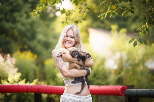 Lizete ir četru mājas sesku saimniece. Lizete ir četru mājas sesku saimniece.