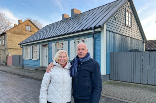 Atjaunotais nams Jūras ielā 5a patīkami izceļas gan ar perfekto fasādes apdari, gan izvēlēto toni. Attēlā: Acīmredzami, ka Ruta un Ģirts ar savu veikumu ir apmierināti.