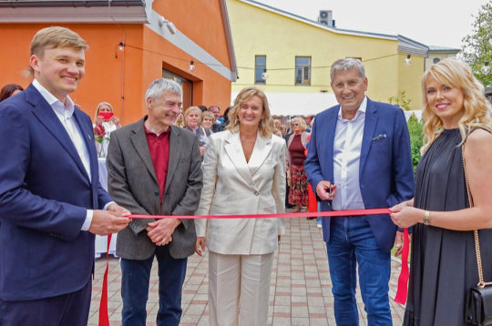 Šovasar abiem atjaunotajiem namiem sarīkota atklāšana. Attēlā: svinīgajā atklāšanas brīdī – Zinta un Ģirts Štekerhofi (no labās
vidū), viņu vecākais dēls Kārlis (pirmais no kreisās) un vedekla Madara (pirmā no labās).