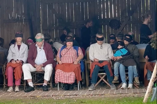 Lienas Šmukstes sajūtu izrādē "Mūžīgais ritums" skatītājiem ir labprātīgi jāaizsien acis.