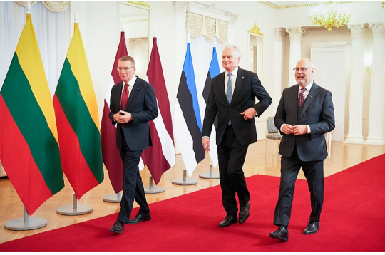 Latvijas Valsts prezidents Edgars Rinkēvičs (no kreisās), Lietuvas prezidents Gitans Nausēda un Igaunijas prezidents Alars Kariss Rīgas pilī. Latvijas Valsts prezidents Edgars Rinkēvičs (no kreisās), Lietuvas prezidents Gitans Nausēda un Igaunijas prezidents Alars Kariss Rīgas pilī.