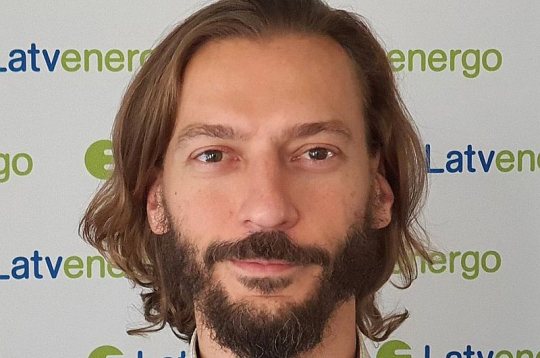 Guntis Lūsis, AS "Latvenergo" vairumtirdzniecības direktors: "Vairāku biržas operatoru paralēla darbība neizmaina elektroenerģijas cenas aprēķinu un noteikti neietekmē elektroenerģijas cenas. "Latvenergo" turpinās pamatdarbību "Nord Pool" biržā un pagaidām nav plānojusi šo tirgus platformu mainīt."