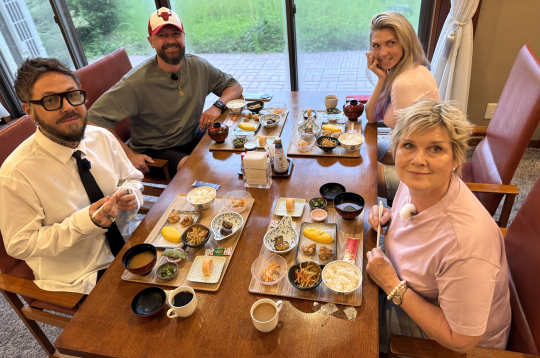 “Četri uz koferiem” Japānā.