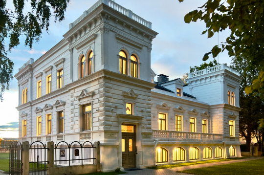 Ventspilnieki raduši ēku Kuldīgas ielā 63 saukt par Grīnberga māju, nu viņiem būs jāielāgo arī nosaukums “Villa Langberg”. Pie ieejas
piestiprinātas plāksnes ar informāciju par abiem īpašniekiem.