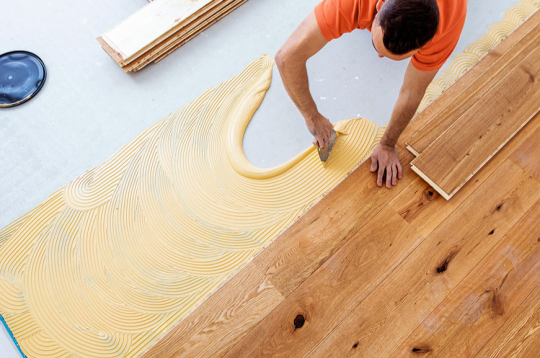 Pielīmējot atsevišķus grīdas segumus pie pamatnes, iespējams paildzināt seguma kalpošanas laiku. Pielīmējot atsevišķus grīdas segumus pie pamatnes, iespējams paildzināt seguma kalpošanas laiku.