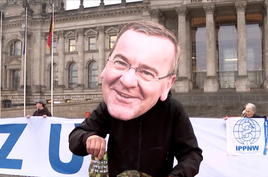 Parlamenta lēmums izsaucis plašus protestus – 90 Vācijas pilsētās pulcējās skolēni, protestējot pret brīvprātīgā militārā dienesta atjaunošanu. Parlamenta lēmums izsaucis plašus protestus – 90 Vācijas pilsētās pulcējās skolēni, protestējot pret brīvprātīgā militārā dienesta atjaunošanu.