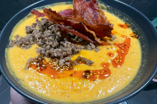 Ķirbja biezzupa ar malto gaļu un čili eļļu. Ķirbja biezzupa ar malto gaļu un čili eļļu.