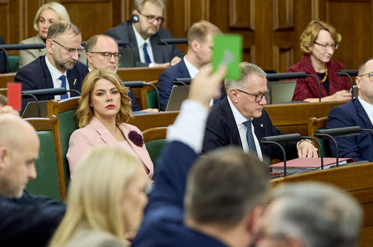 Saeima aizvadītajā nedēļā atbalstīja 2026. gada valsts budžetu, un premjere Evika Siliņa neredz iemeslu valdības krišanai, tomēr pretrunas koalīcijā nav pazudušas. Saeima aizvadītajā nedēļā atbalstīja 2026. gada valsts budžetu, un premjere Evika Siliņa neredz iemeslu valdības krišanai, tomēr pretrunas koalīcijā nav pazudušas.