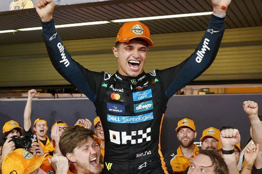 2025. gada F-1 čempions Lando Noriss uz "McLaren" komandas darbinieku pleciem. Noriss pirmo reizi kļuva par autosporta prestižāko sacensību uzvarētāju, no troņa gāžot iepriekšējo četru gadu uzvarētāju Maksu Verstapenu. 2025. gada F-1 čempions Lando Noriss uz "McLaren" komandas darbinieku pleciem. Noriss pirmo reizi kļuva par autosporta prestižāko sacensību uzvarētāju, no troņa gāžot iepriekšējo četru gadu uzvarētāju Maksu Verstapenu.